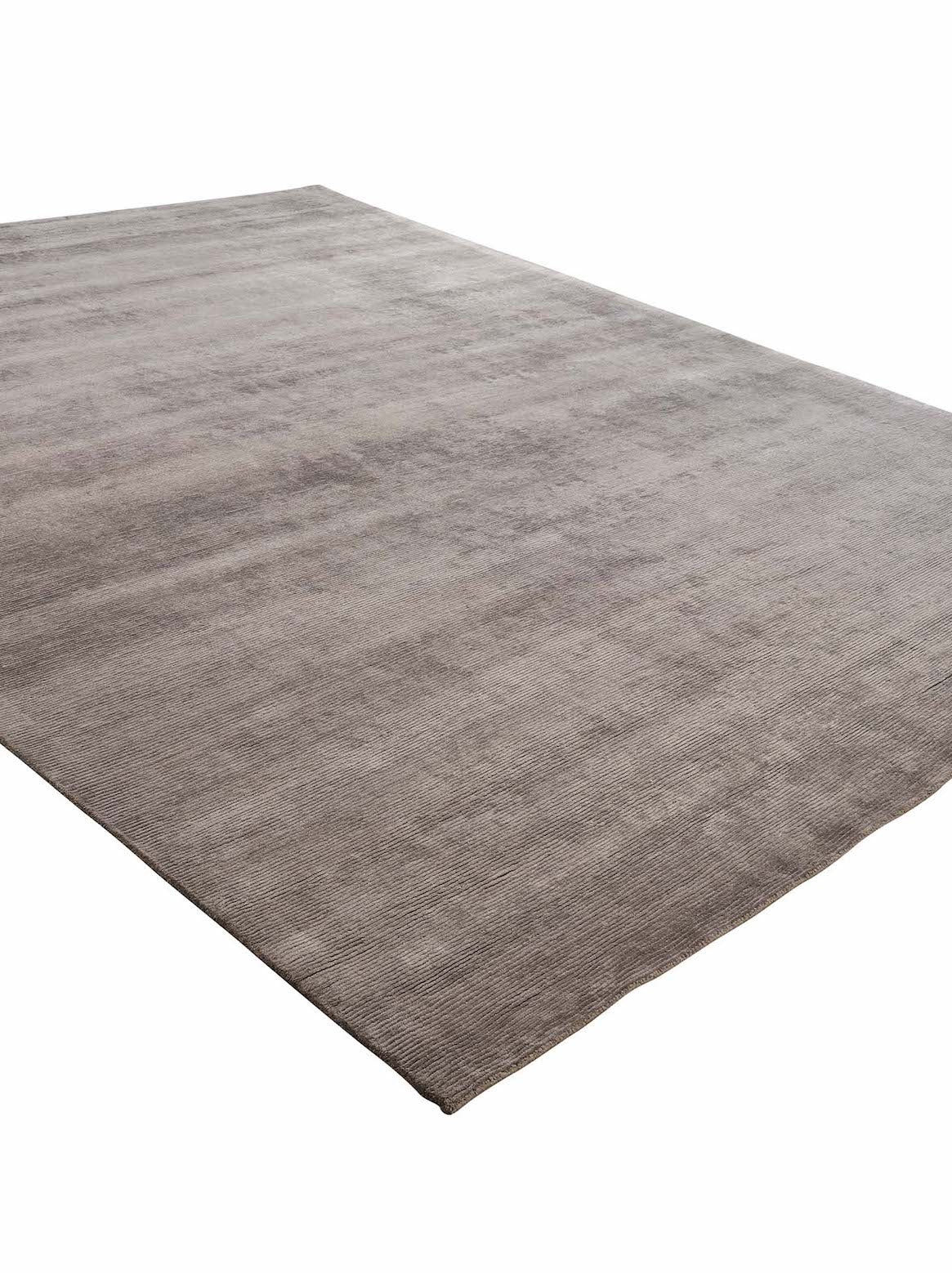 Luxury carpet in Grey color and 6' x 9' size