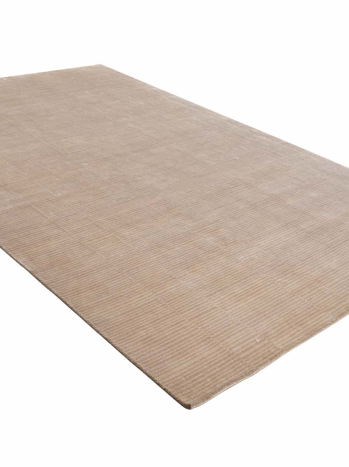 Luxury carpet in Silver color and 5'6" x 8' size