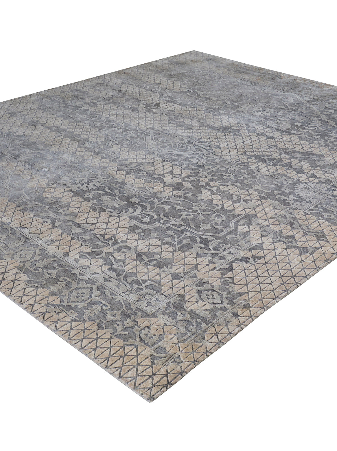 Luxury carpet in Silver color and 6' x 9' size