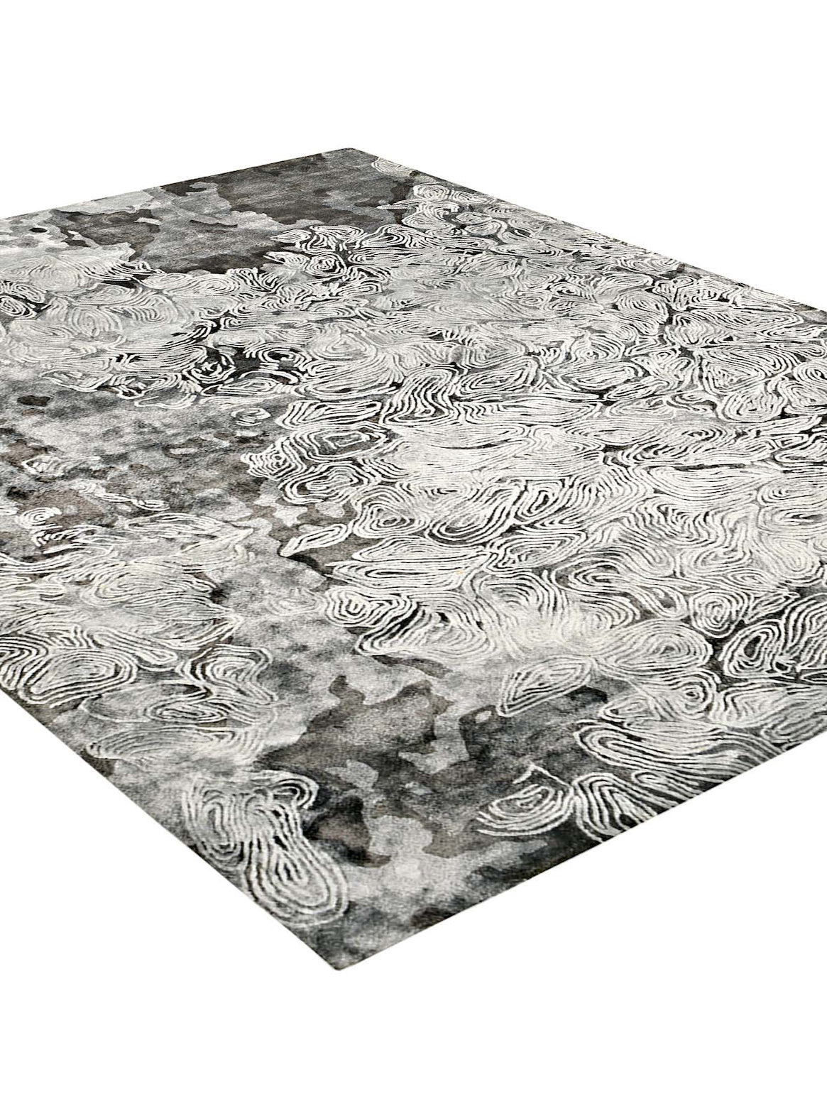 Luxury carpet in Silver Taupe color and 4'6" x 6'6" size