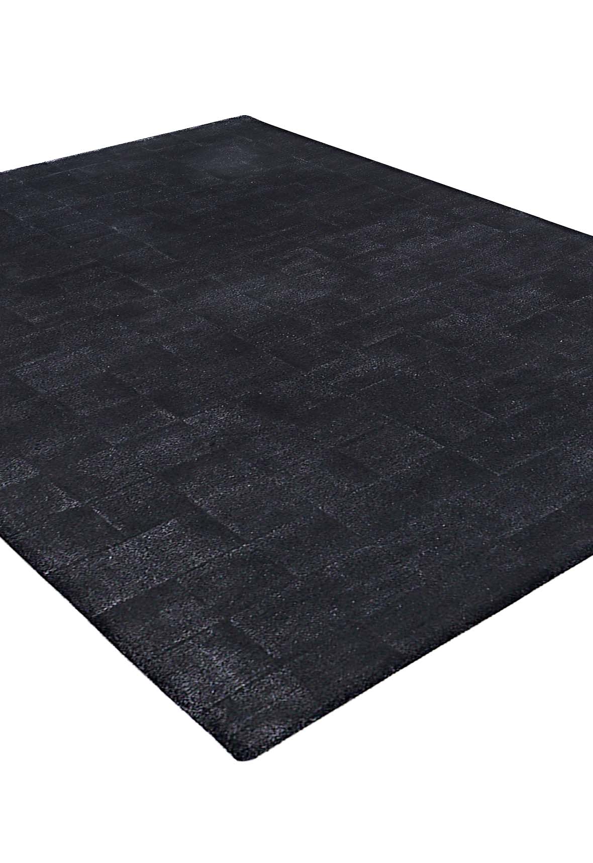Luxury carpet in Black color and 5'6" x 8' size