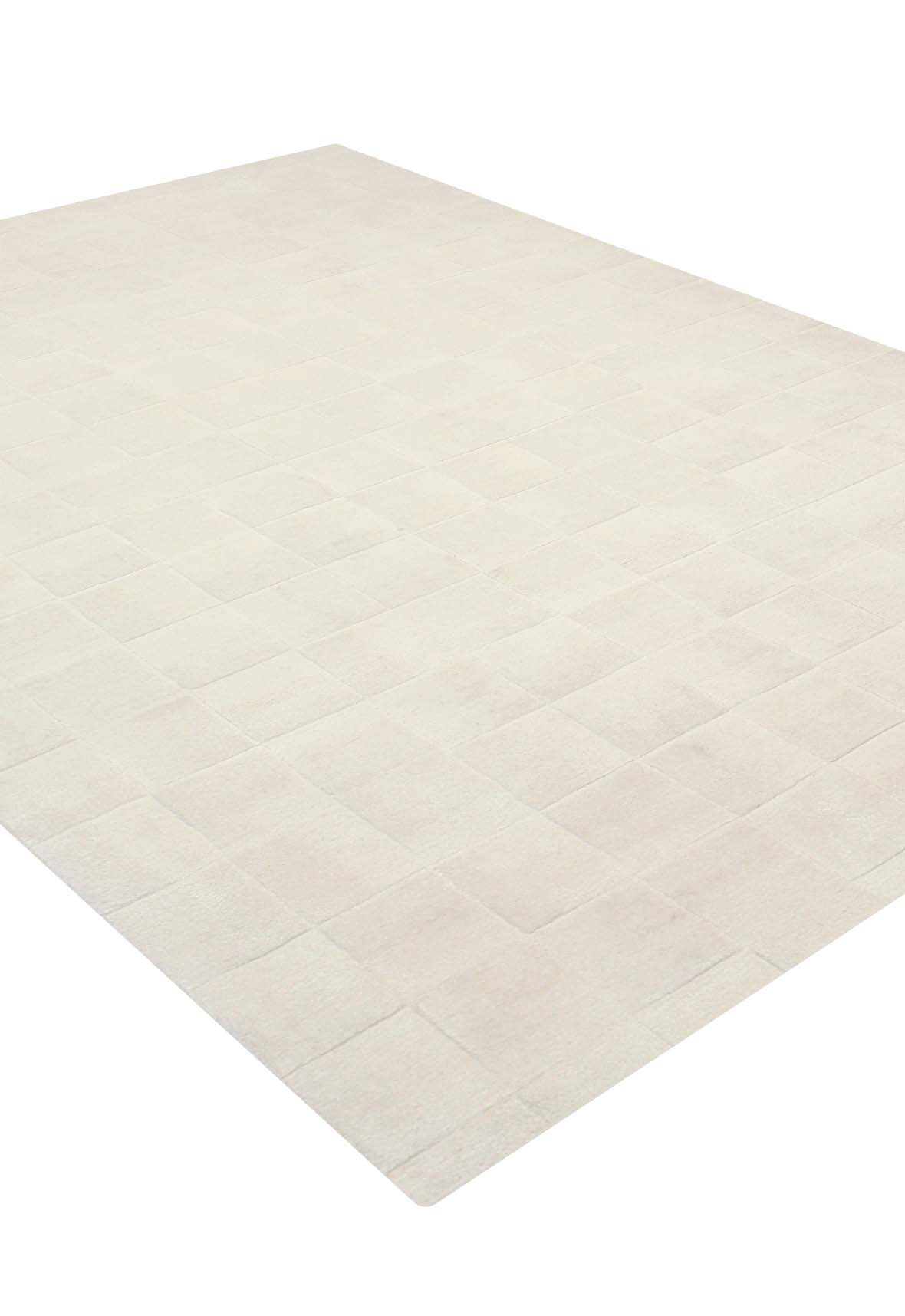 Luxury carpet in White color and 5'6" x 8' size