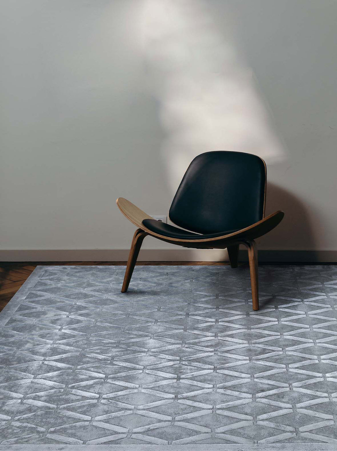 Luxury carpet in Silver Grey color and 5'6" x 8' size