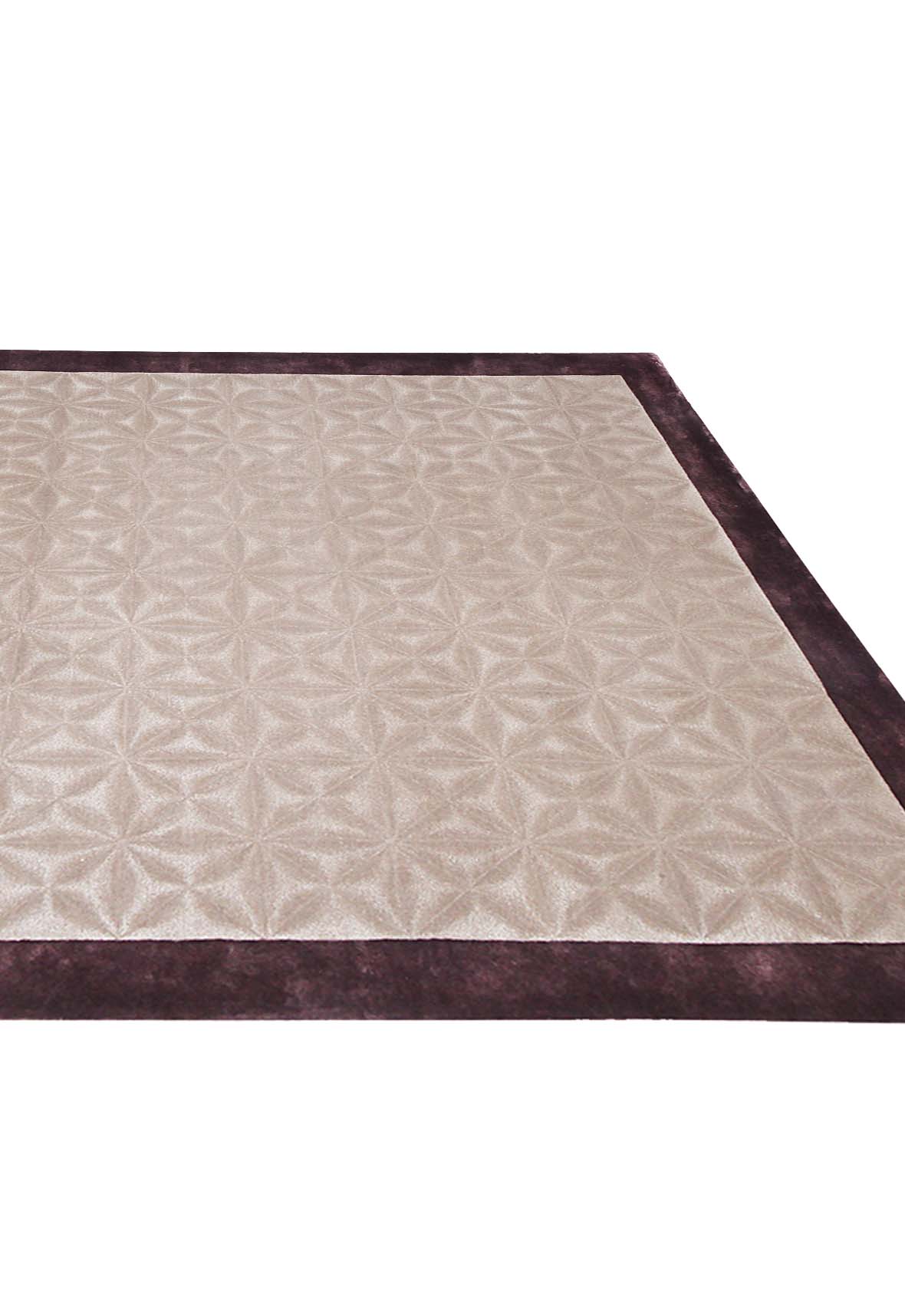 Luxury carpet in Mauve color and 5'6" x 8' size