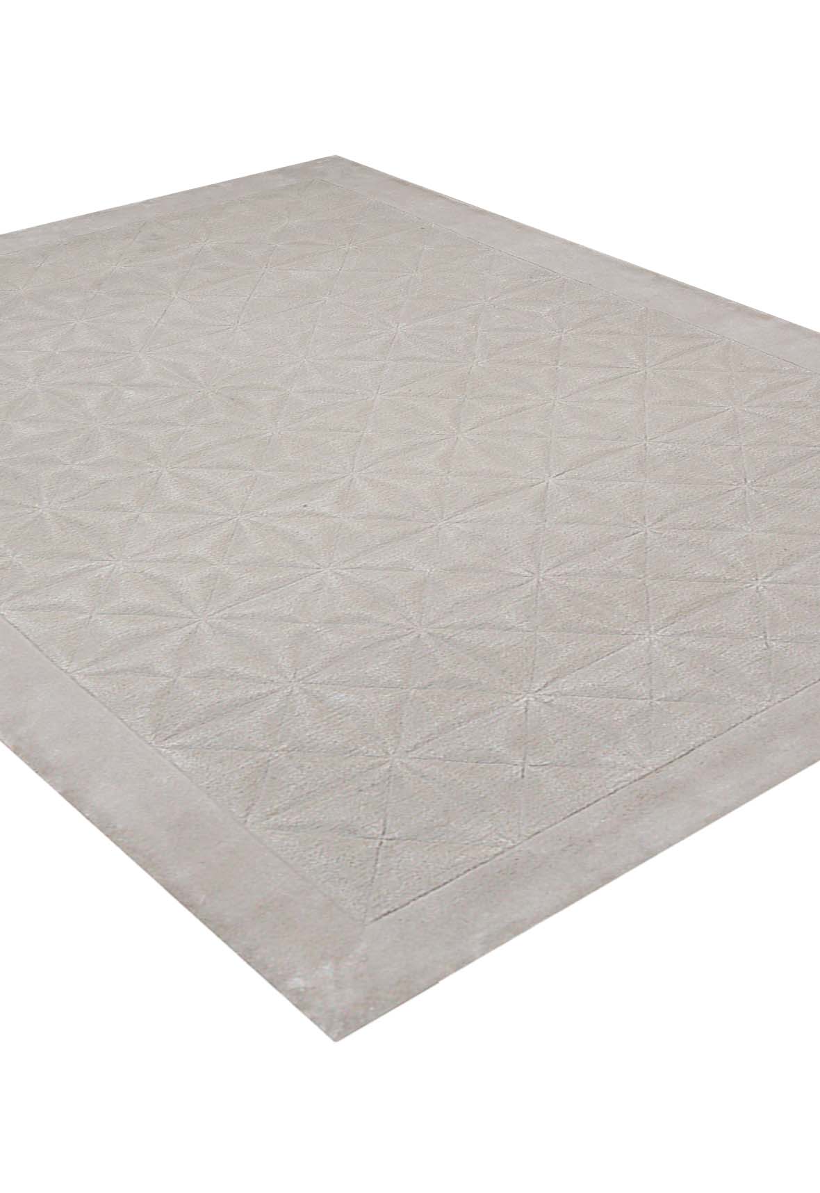 Luxury hand tufted carpet made from Wool & Botanical Silk in silver color and 4'6" x 6'6" size