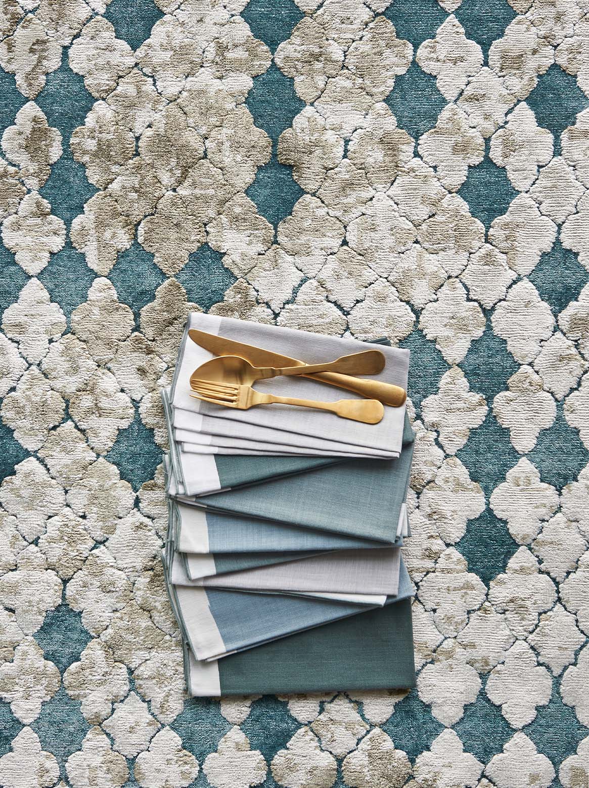 Luxury carpet in Blue color and 6' x 9' size